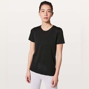 Lululemon Breeze By Short Sleeve Seamless Mesh Top in Black - Size 4